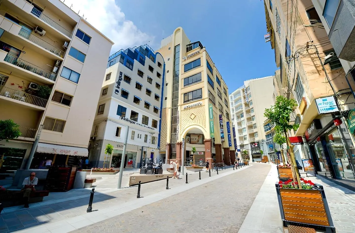 Premier Seafront Living: Ultra-Luxury In Sliema Apartment