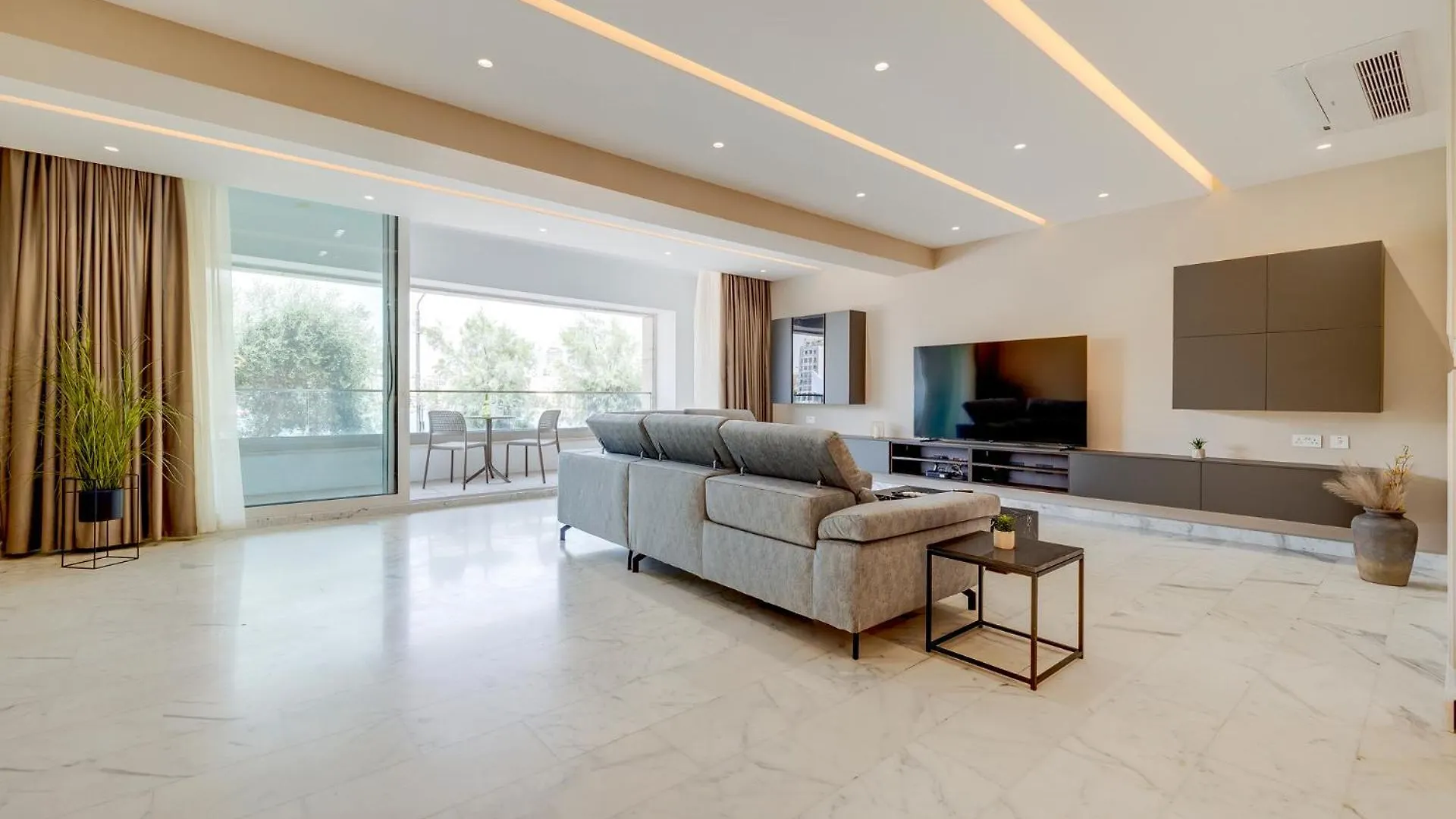 Premier Seafront Living: Ultra-Luxury In Sliema Apartment