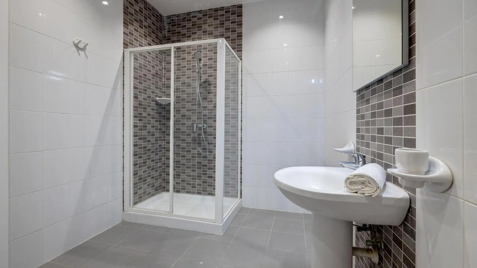 Premier Seafront Living: Ultra-Luxury In Sliema Apartment