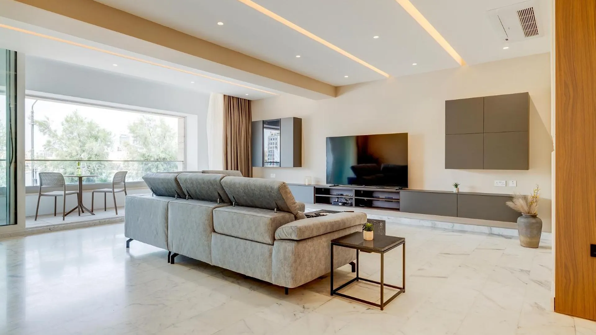 Premier Seafront Living: Ultra-Luxury In Sliema Apartment